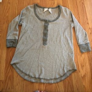 Small grey and white 1/4 sleeve sleeping shirt.